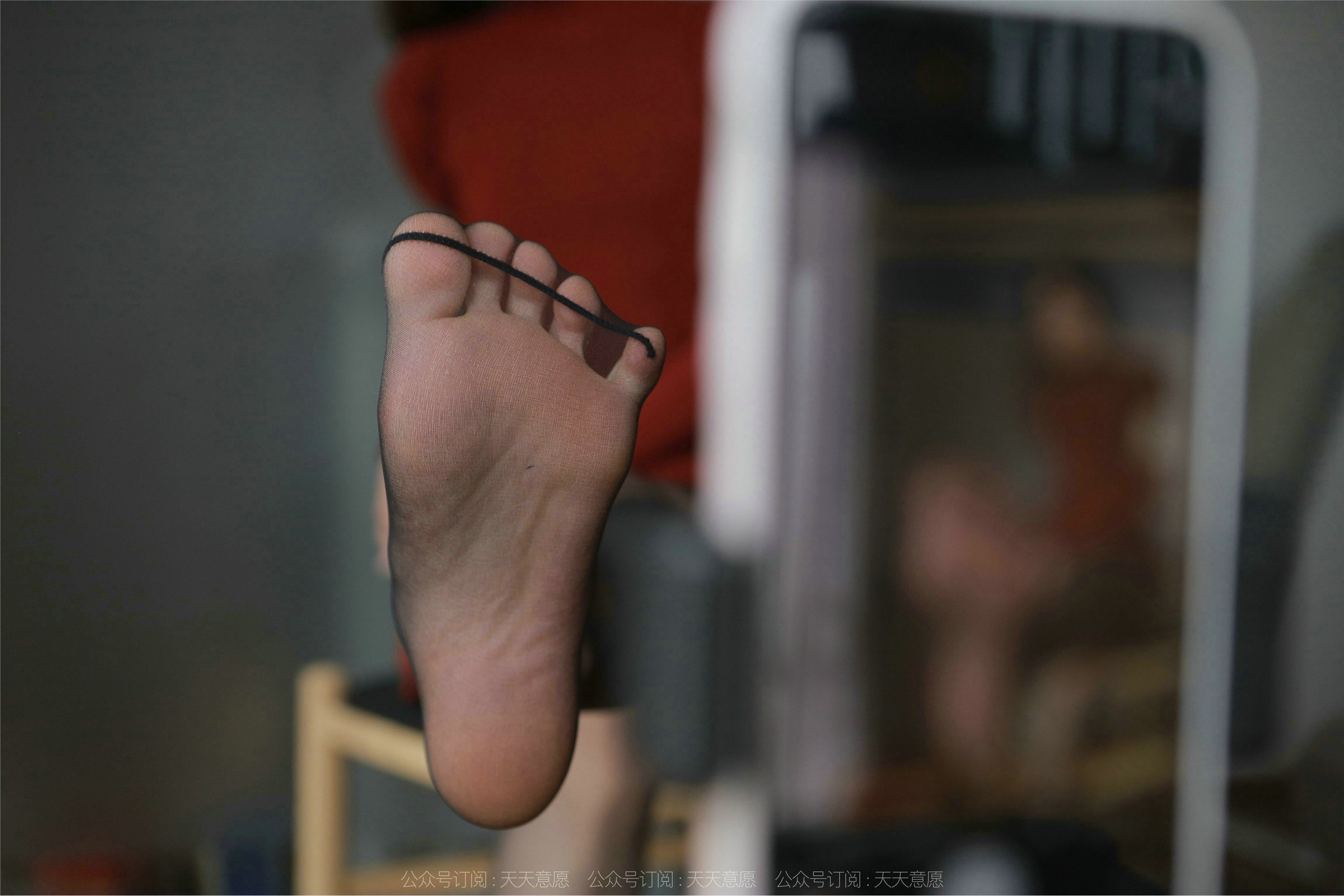 IESS异思趣向  2022.03.09 丝享家1023：小六《红裙嘿丝自拍》